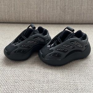 Yeezy 700 V3 Alvah color